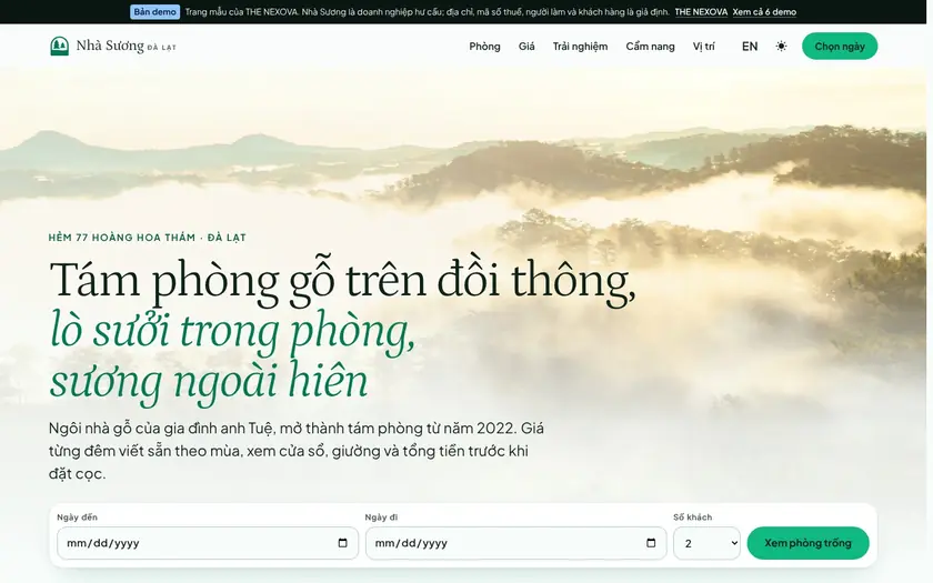 Trang chủ website mẫu homestay Nhà Sương: ảnh đồi thông Đà Lạt trong sương, tiêu đề "Tám phòng gỗ trên đồi thông, lò sưởi trong phòng, sương ngoài hiên" và thanh chọn ngày đến, ngày đi, số khách.
