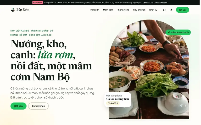 Trang chủ website mẫu nhà hàng Bếp Rơm: tiêu đề "Nướng, kho, canh: lửa rơm, nồi đất, một mâm cơm Nam Bộ", trạng thái đang mở cửa, ảnh chụp một mâm cơm nhiều món và nút đặt bàn.