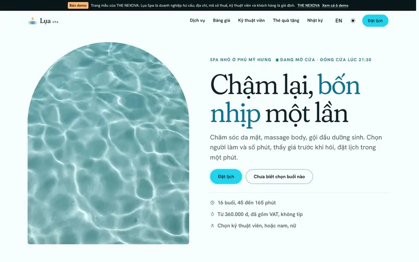 Trang chủ website mẫu Lụa Spa: ảnh mặt nước xanh trong khung vòm, tiêu đề "Chậm lại, bốn nhịp một lần", giá từ 360.000 đ và nút đặt lịch.